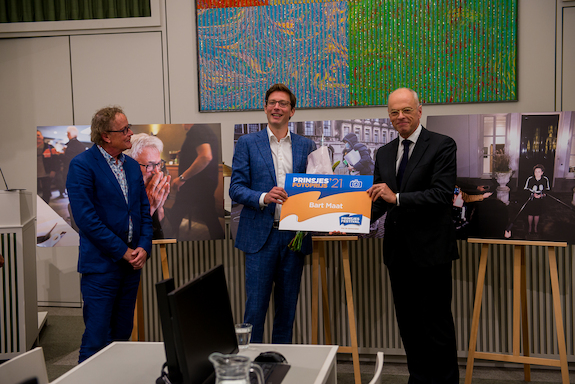 Fotograaf Bart Maat ontvangt de prijs uit handen van Eerste Kamervoorzitter Jan Anthonie Bruijn