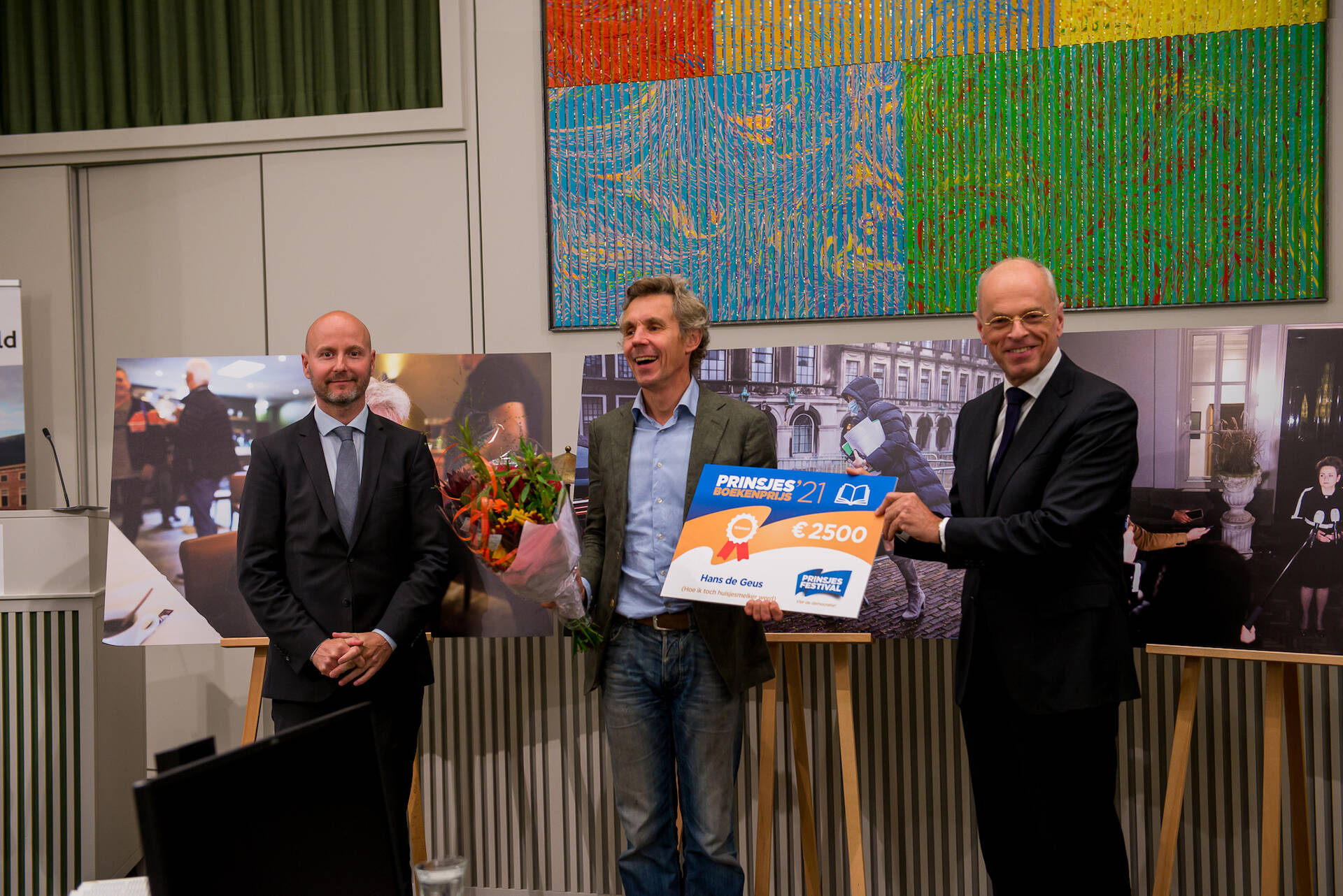 Schrijver Hans de Geus ontvangt de prijs uit handen van Eerste Kamervoorzitter Jan Anthonie Bruijn