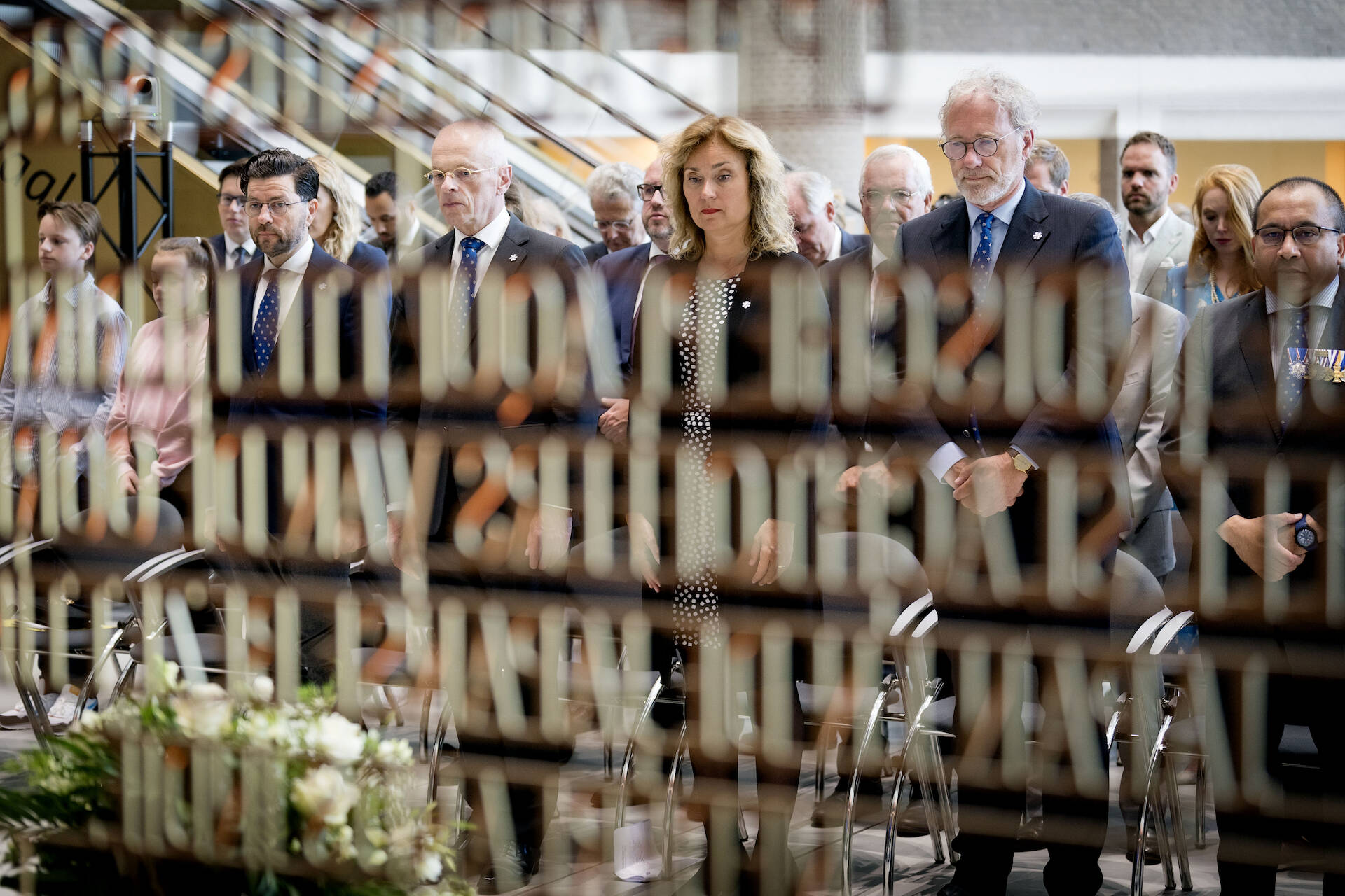 Eerste Kamervoorzitter Jan Anthonie Bruijn en Tweede Kamervoorzitter Vera Bergkamp waren aanwezig bij de herdenking in de Tweede Kamer maandag 14 augustus.