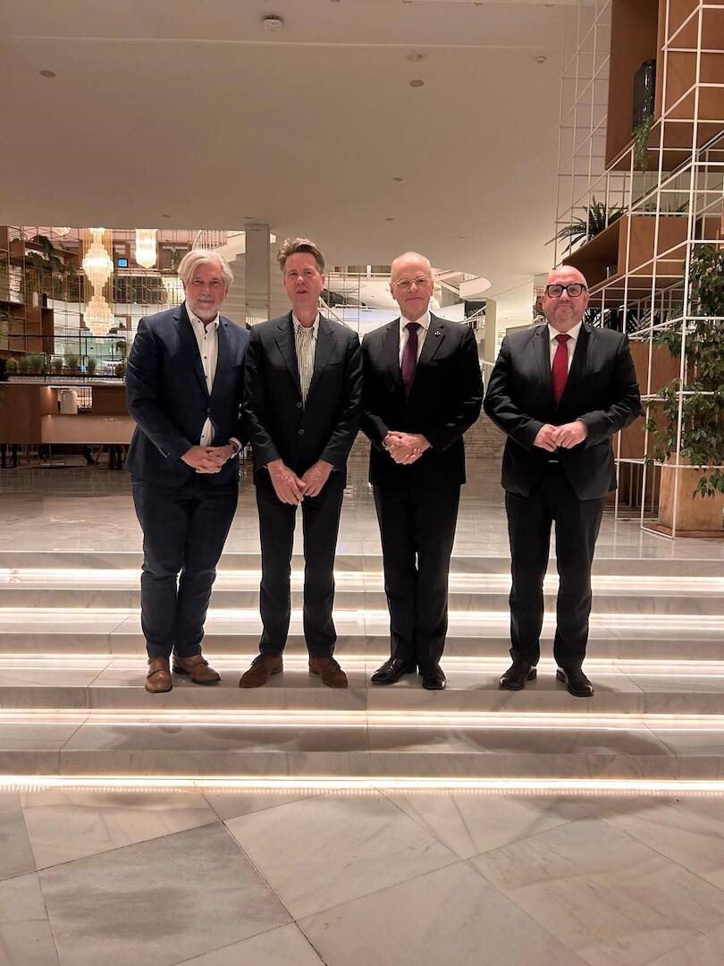 Foto van de Voorzitters en Griffiers van de Eerste en Tweede Kamer bij de EUSC 2024: Peter Oskam, Martin Bosma, Jan Anthonie Bruijn en Remco Nehmelman. 