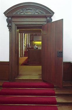 Foto Hoofdingang van de vergaderzaal, grote versie