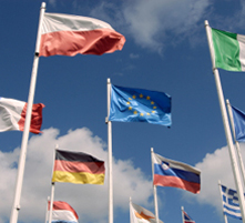 Vlaggen van de Europese lidstaten met een Europese vlag