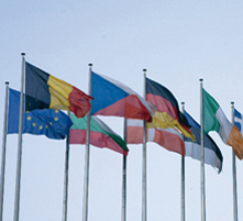 Vlaggen van de Europese lidstaten met de Europese vlag
