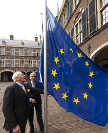 Kamervoorzitter Van der Linden en oud-president Herzog hijsen gezamenlijk de Europese vlag voor het gebouw van de Eerste Kamer