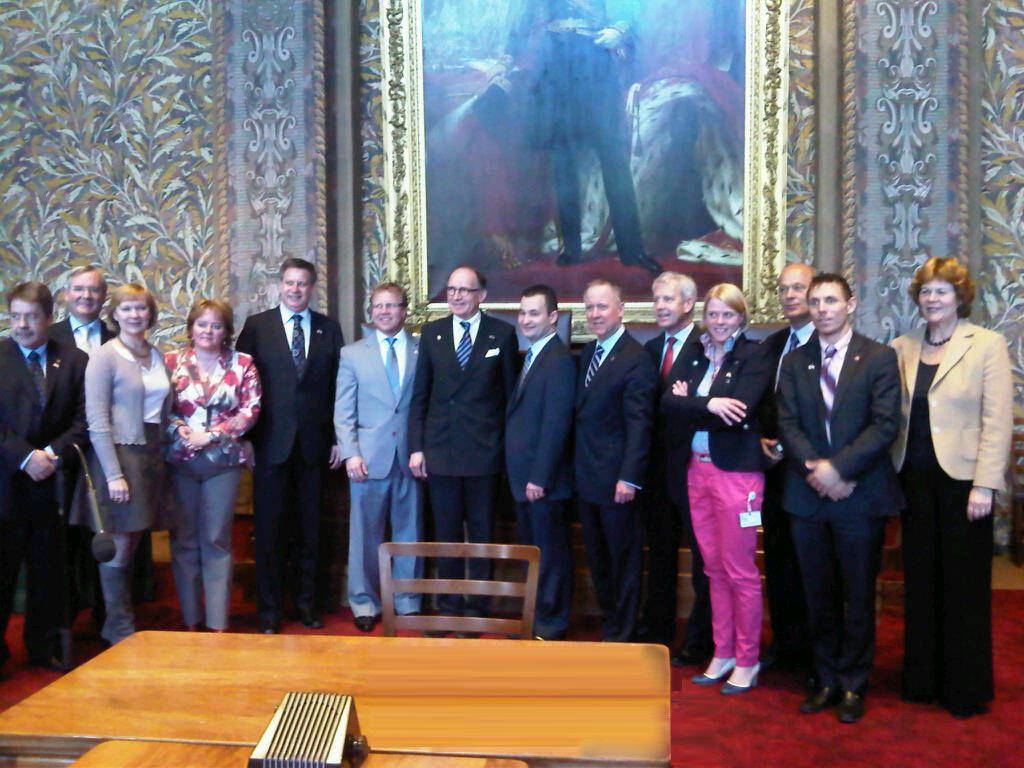 Delegatie Canadese parlementariÃ«rs in de plenaire zaal van de Eerste Kamer.