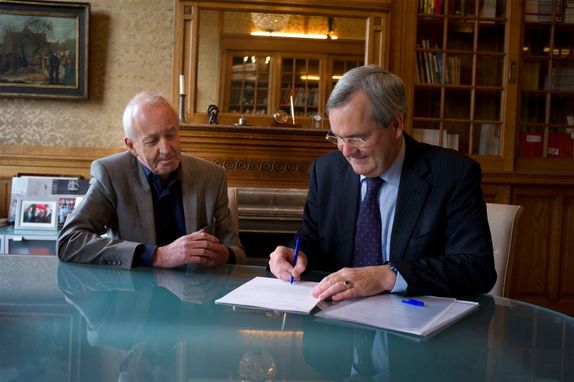 De Griffier van de Eerste kamer, de heer Geert Jan Hamilton, ondertekent in aanwezigheid van de voorzitter van de parlementaire persvereniging, de heer Jos Heijmans, de brief.