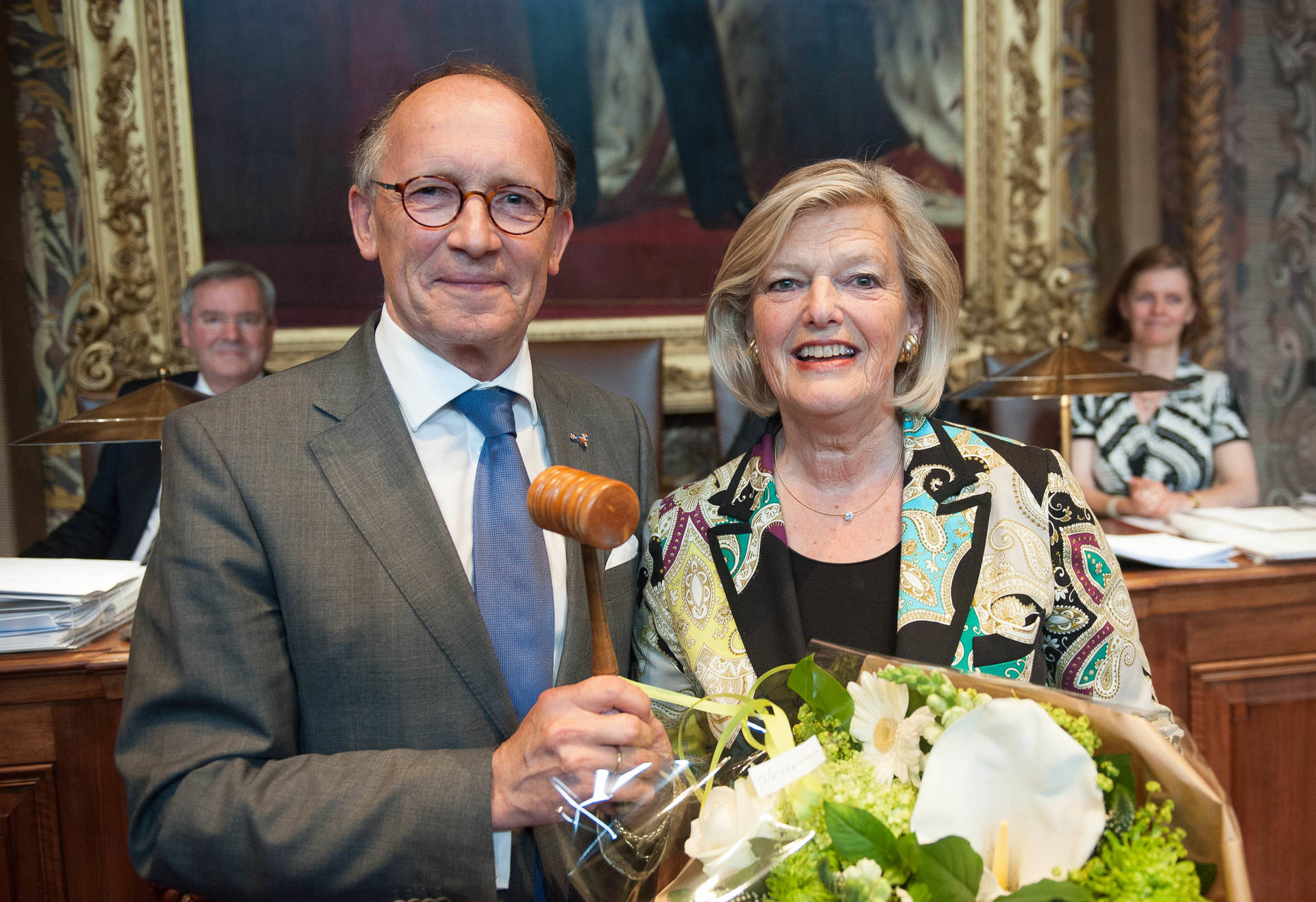 Fred de Graaf geeft voorzittershamer aan Ankie Broekers-Knol