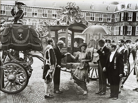 Prinsjesdag 1989. Koningin Beatrix stapt uit de Gouden Koets