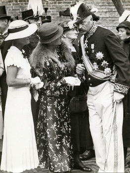 Prinsjesdag 1934. Ruys de Beerenbrouck, Voorzitter van de Tweede Kamer, in uniform op het Binnenhof.