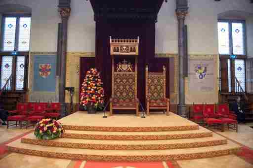De tronen in de Ridderzaal