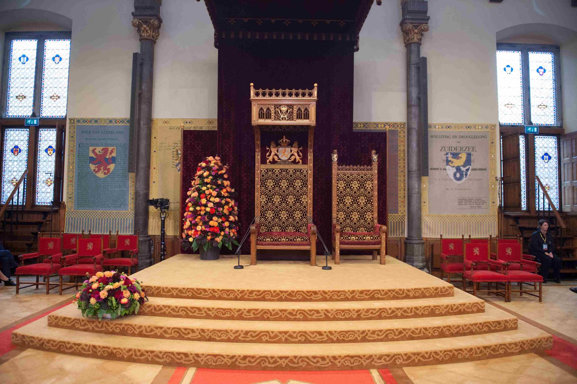 De tronen in de Ridderzaal