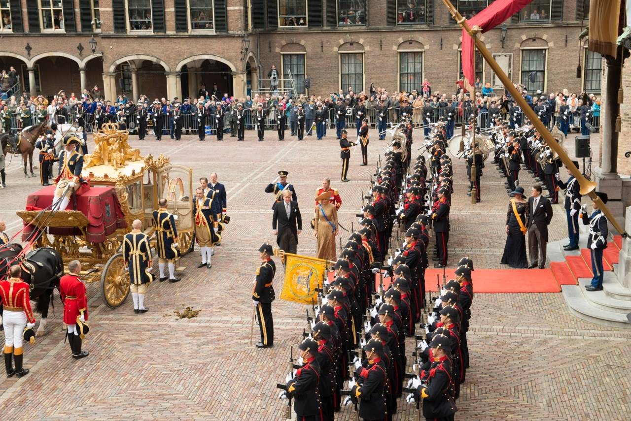 Aankomst Gouden koets en Koning bij de Ridderzaal