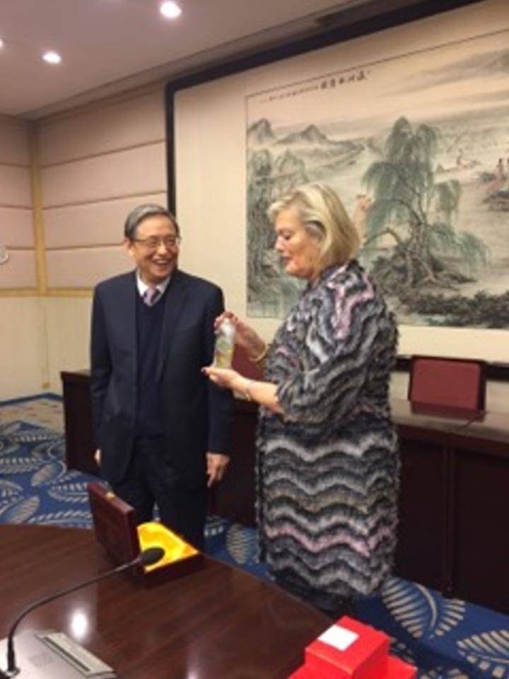 Ontmoeting met de vicevoorzitter van de commissie voor Buitenlandse Zakenvan de CPPCC, Zhou Wenzhong.