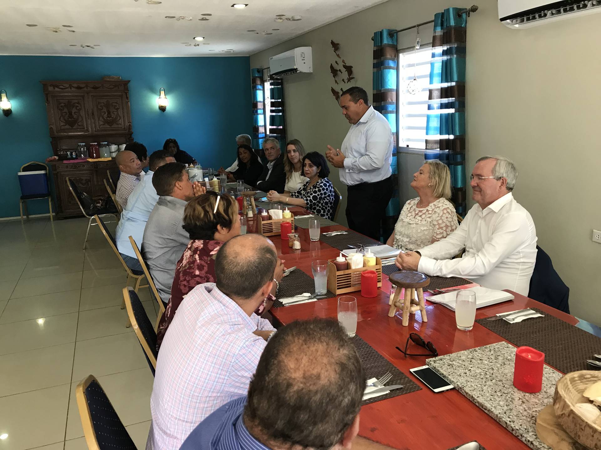 Gezaghebber Edison Rijna van Bonaire verwelkomt de Kamervoorzitters en leden van het Bestuurscollege en de Eilandsraad tijdens de lunch