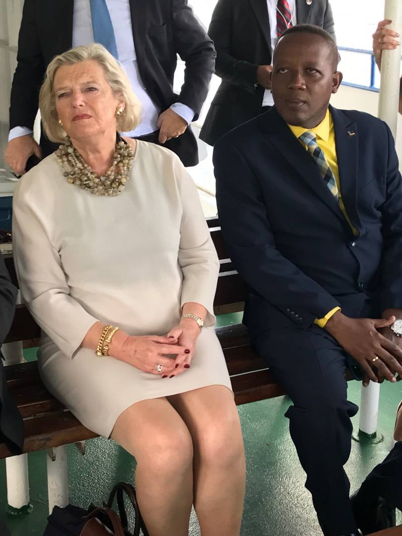 Eerste Kamervoorzitter en Statenlid Obispo (PAR) krijgen uitleg over de havens Curacao aan boord van de boot van het havenbedrijf CPA in Willemstad