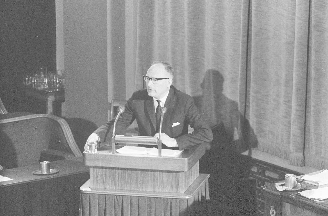 Van Hulst tijdens het debat in de Eerste Kamer over de Mammoetwet, 5 februari 1963