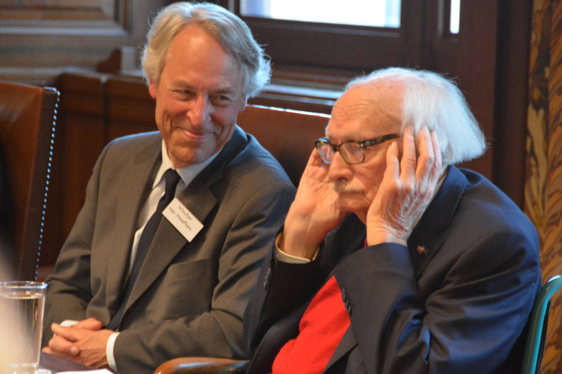 Johan van Hulst bij de presentatie van zijn biografie in 2015, in de plenaire zaal van de Eerste Kamer. Links van hem zijn biograaf Wouter van Haaften.