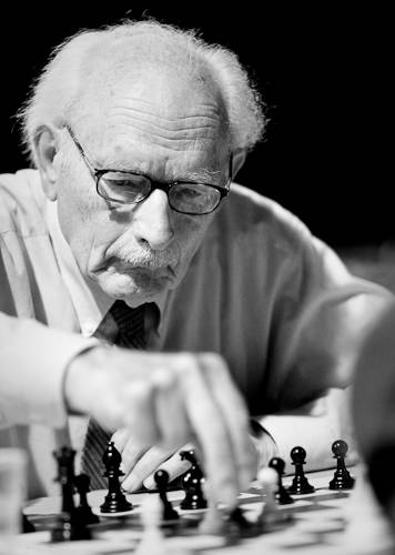Johan van Hulst tijdens het schaken