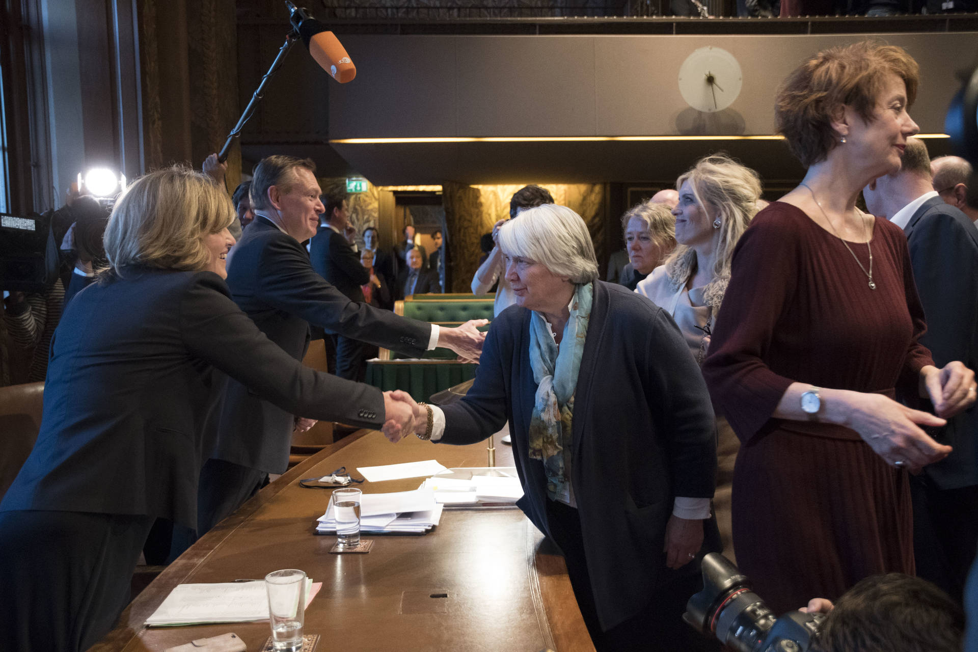 Felicitaties van senatoren, onder wie Lokin-Sassen (CDA)