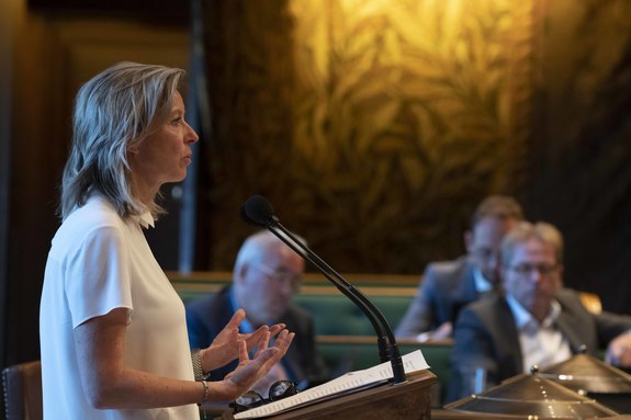 Minister Ollongren van Binnenlandse Zaken en Koninkrijksrelaties tijdens het debat