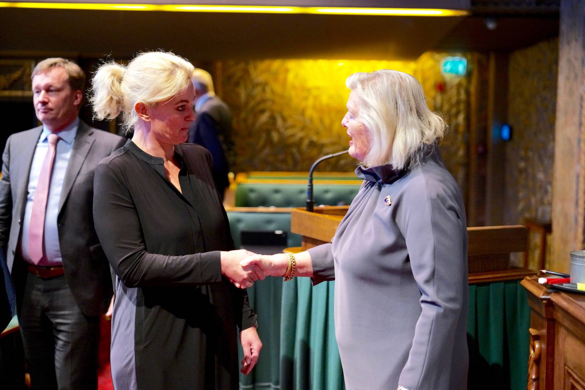Felicitaties van voorzitter Ankie Broekers-Knol voor Floriske van Leeuwen (PvdD)