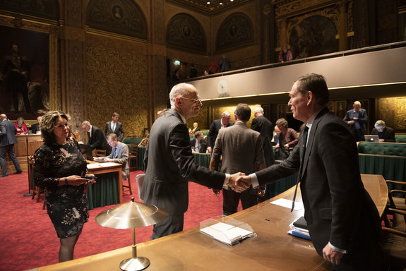 Na afloop van het debat schudt senator Bruijn (VVD) de hand van minister Bruins