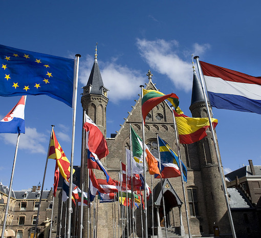 Nederlandse en Europese vlag boven Ridderzaal