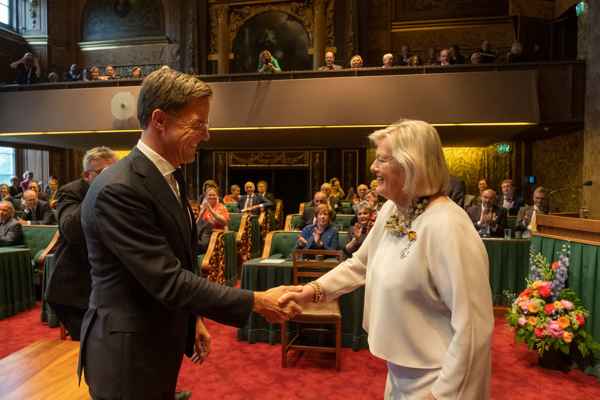 Kamervoorzitter Broekers-Knol kreeg een Koninklijke onderscheiding uit handen van minister-president Rutte