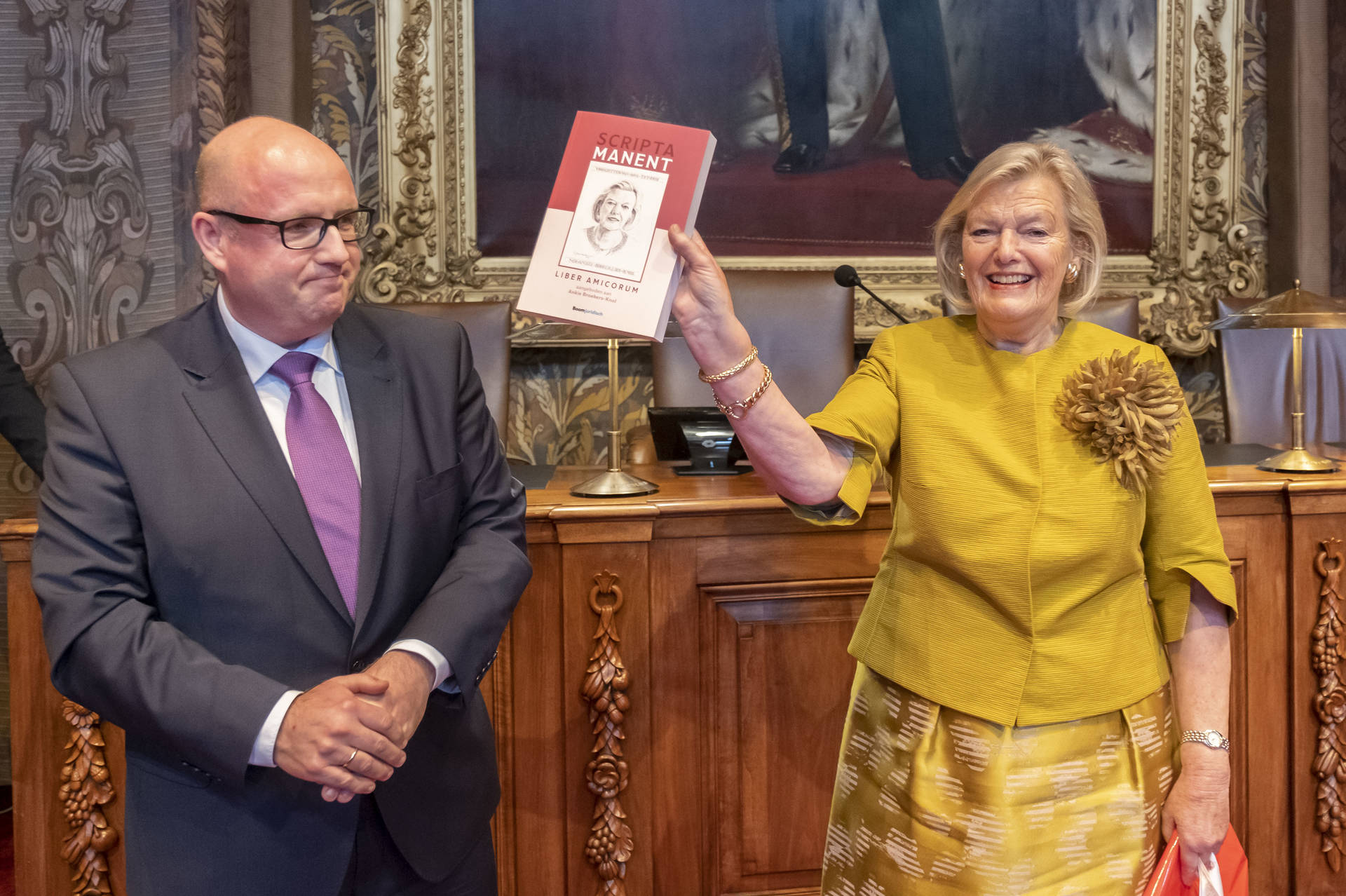 Ankie Broekers-Knol ontving het Liber Amicorum uit handen van Griffier Remco Nehmelman