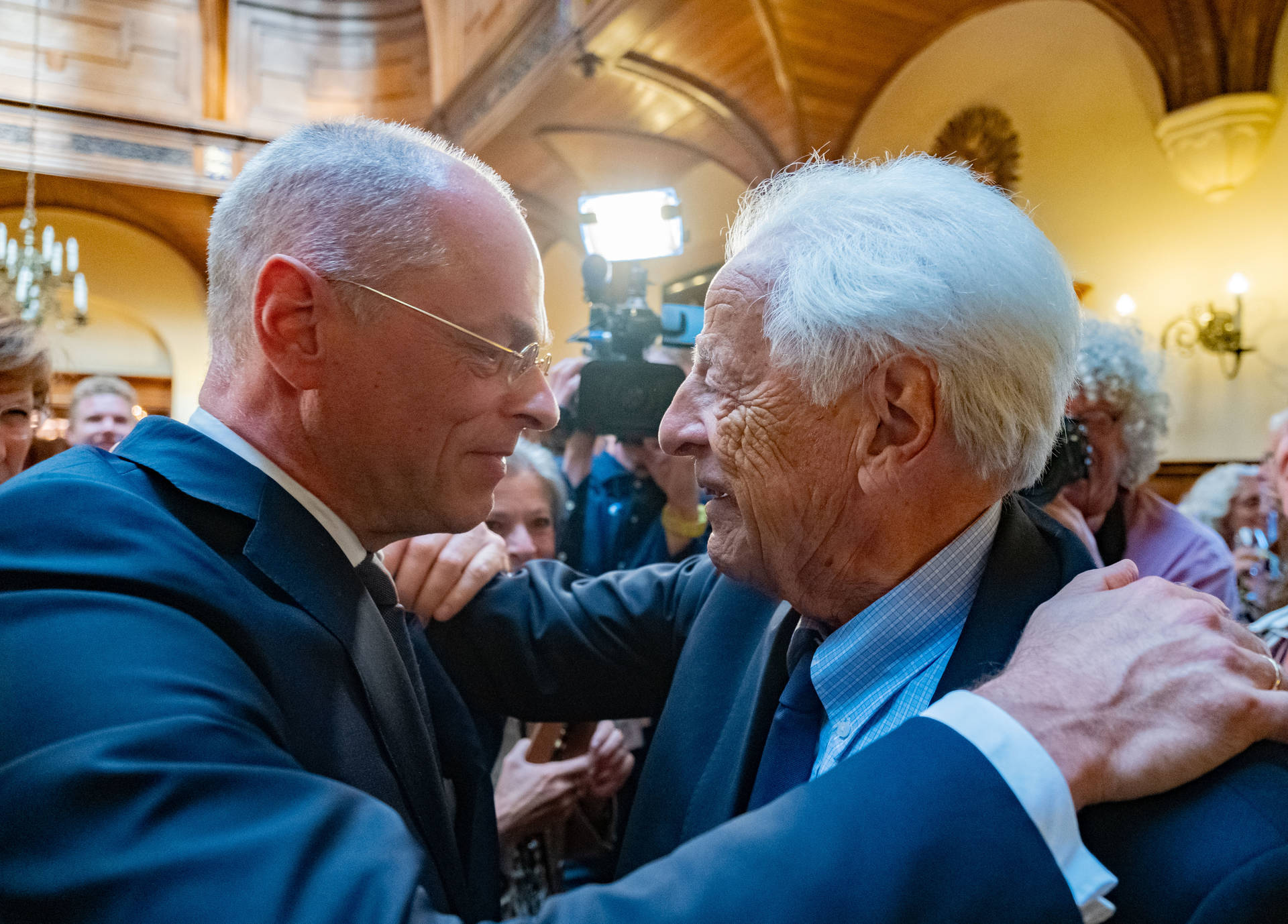 Jan Anthonie Bruijn wordt gefeliciteerd door zijn vader (91)