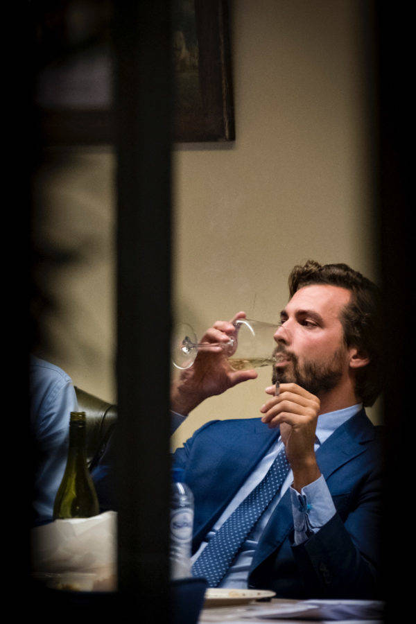 Nominatie 2: Thierry Baudet (FvD) drinkt een wijntje en rookt een sigaret op zijn fractiekamer tijdens de schorsing na de tweede termijn van de Kamer van dag twee van de algemene politieke beschouwingen. Kort daarvoor zei hij in het debat: ‘Dit debat is beneden mijn waardigheid’.
