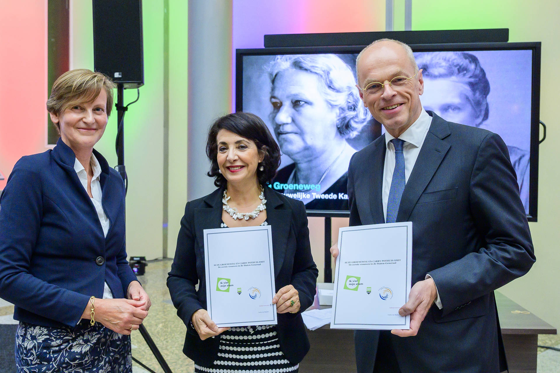 Beide Kamervoorzitters ontvingen uit handen van Carla van Baalen (links) een onderzoek naar Suze Groeneweg en Carry Pothuis-Smit