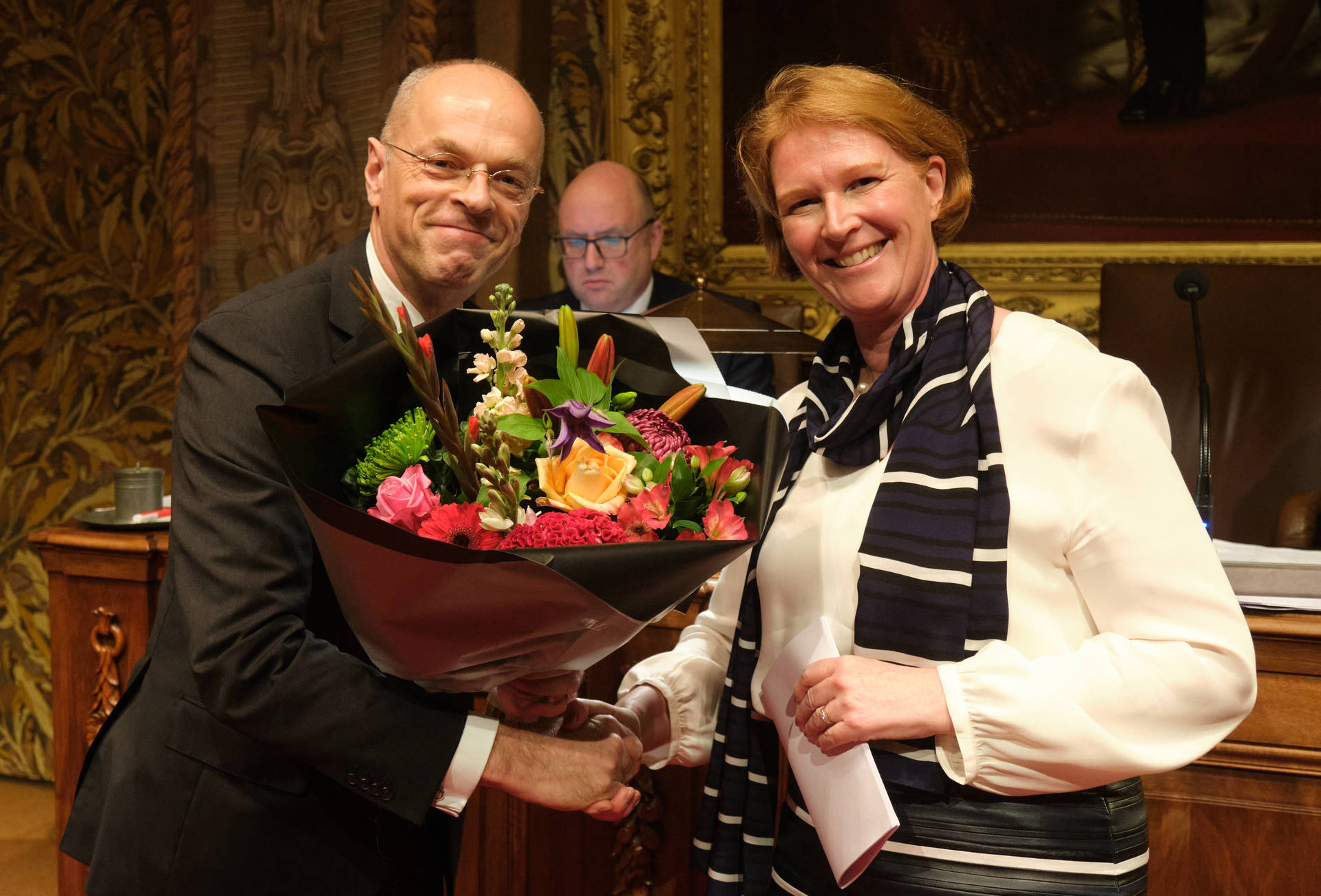 Felicitaties van Kamervoorzitter Bruijn voor senator Geerdink (VVD) die haar maidenspeech hield tijdens het debat