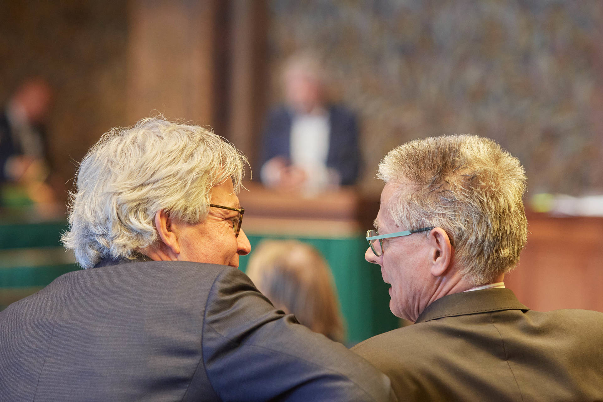 Onderonsje tussen senator Crone (links - PvdA) en senator Verkerk (rechts - ChristenUnie)