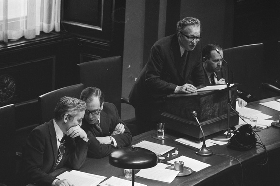 Jos van Kemenade tijdens een debat in de Eerste Kamer op 11 maart 1975
