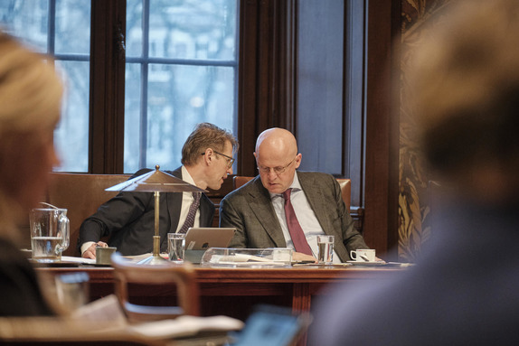 Ministers Dekker (links) en Grapperhaus (rechts) tijdens het debat op 10 maart 2020