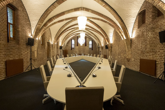 Als gevolg van de anderhalvemetermaatregel heeft de Eerste Kamer ruimtetekort voor haar vergaderingen. Daarom kunnen EK-commissies sinds kort - tijdelijk en beperkt - ook vergaderen in de kelderzaal van de Ridderzaal.