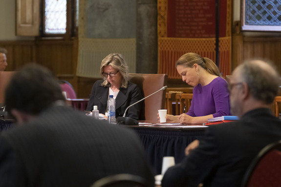 Minister Ollongren (BZK) en minister Schouten (LNV) tijdens het debat op 30 juni 2020