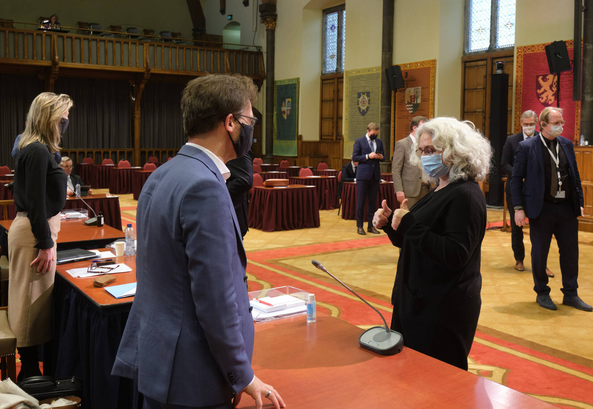 Initiatiefnemer Tweede Kamerlid Van Raak (SP) in gesprek met Eerste Kamerlid Karimi (GroenLinks) na afloop van de stemming