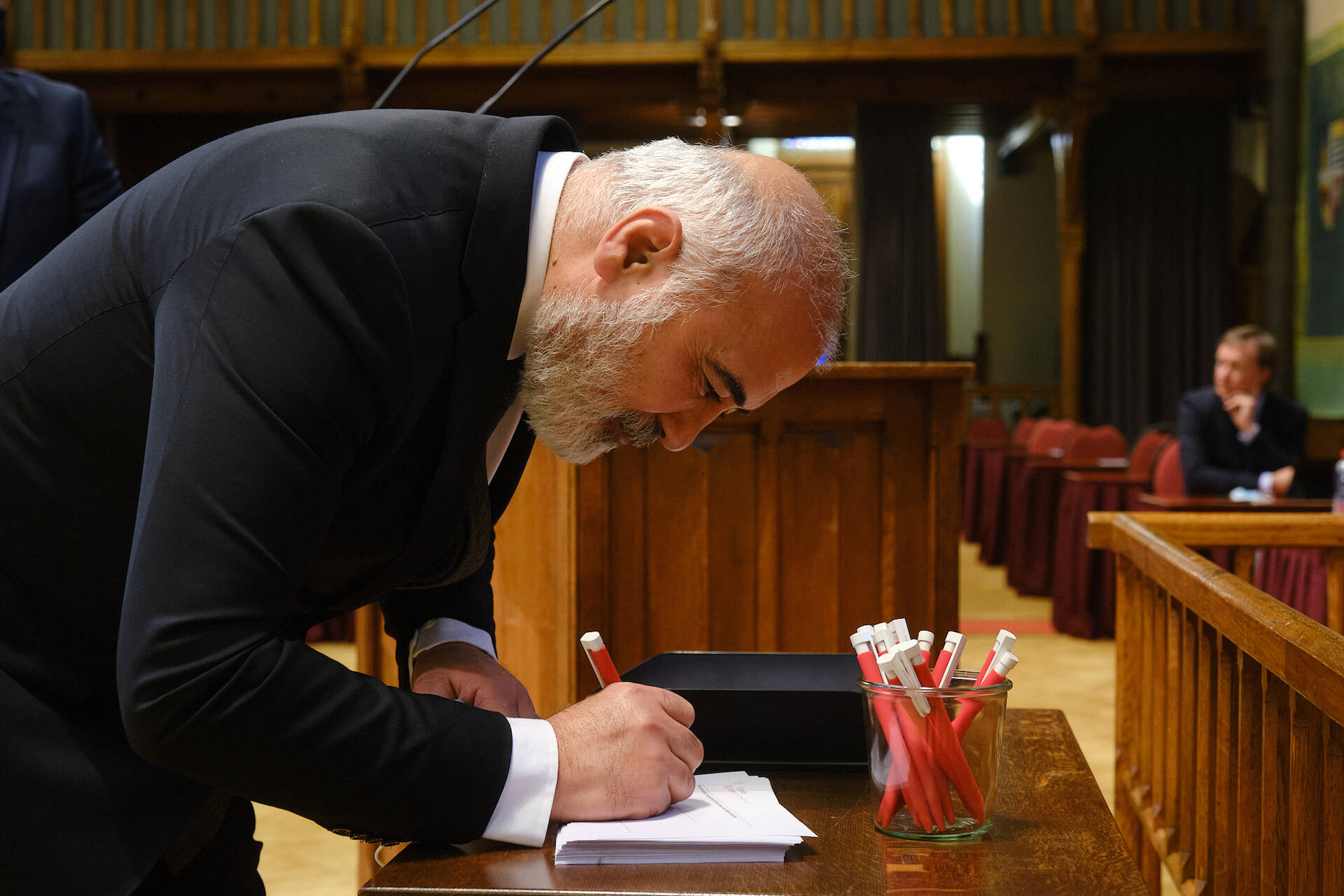 Hamit Karakus (PvdA) tekent voor het eerst de presentielijst