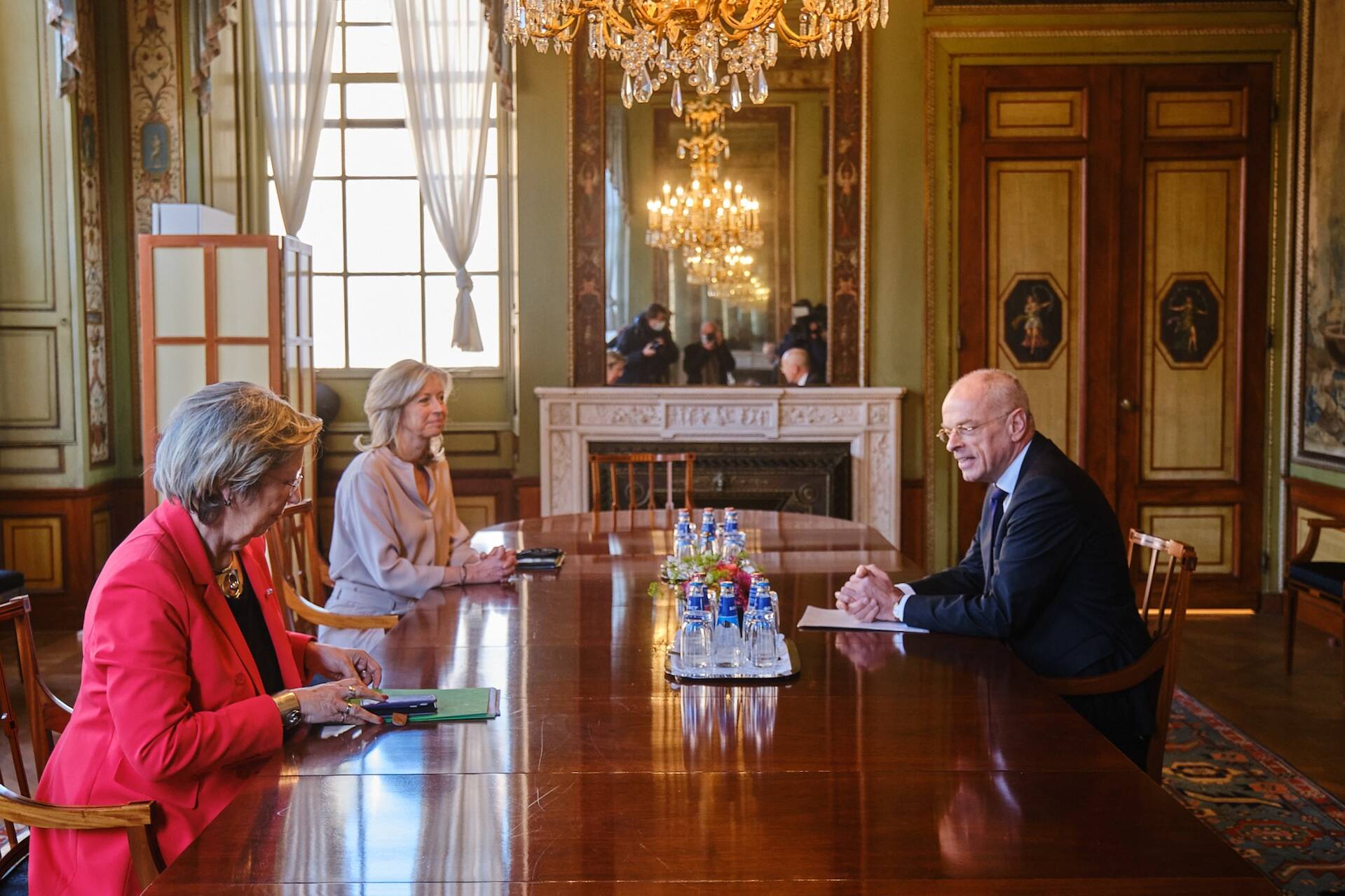 Eerste Kamervoorzitter Jan Anthonie Bruijn in gesprek met verkenners Annemarie Jorritsma en Kajsa Ollongren