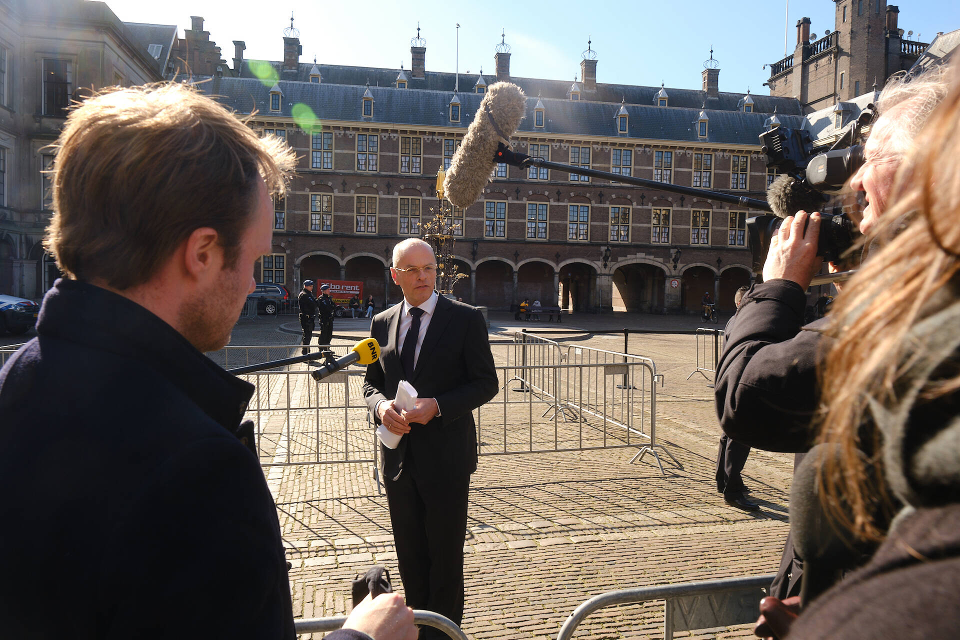 Media wacht Eerste Kamervoorzitter Jan Anthonie Bruijn op voorafgaand aan gesprek met verkenners.