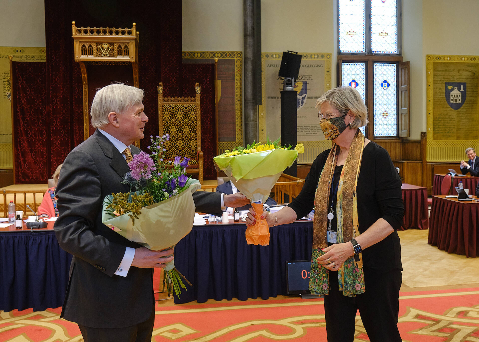 Felicitaties van VVD-fractievoorzitter Annemarie Jorritsma voor senator Keunen die zijn maidenspeech hield