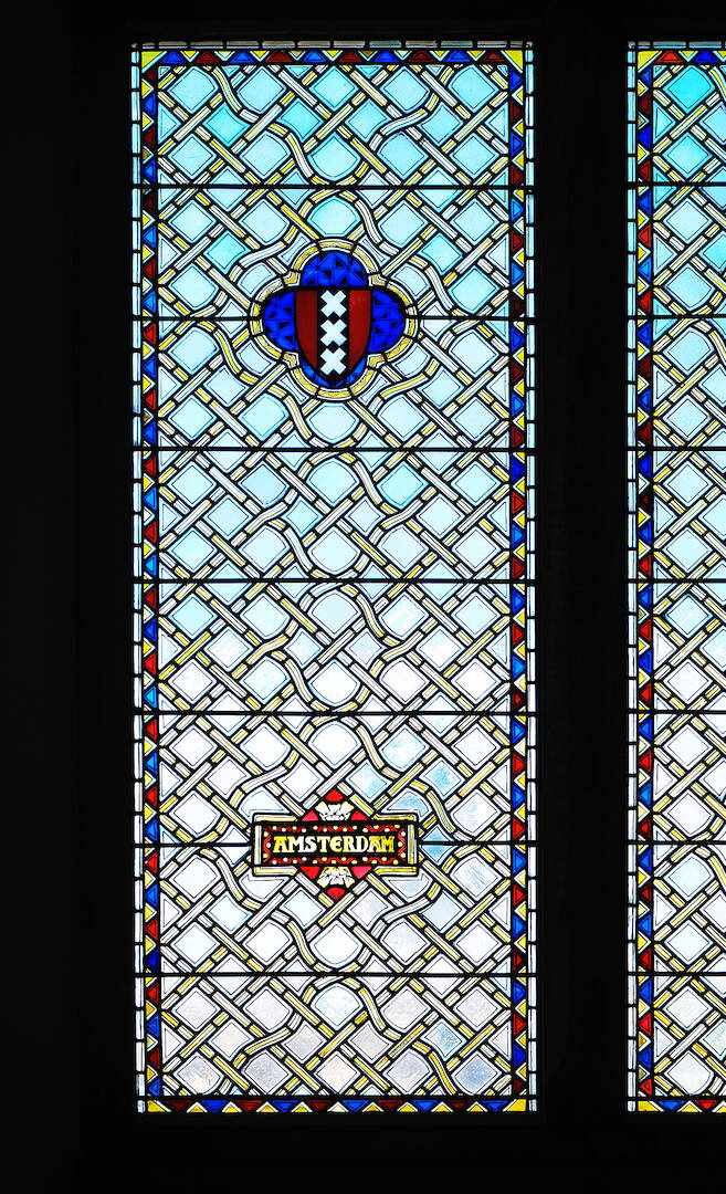 Het wapen van Amsterdam in een van de ramen van de Ridderzaal waar het debat plaatsvond