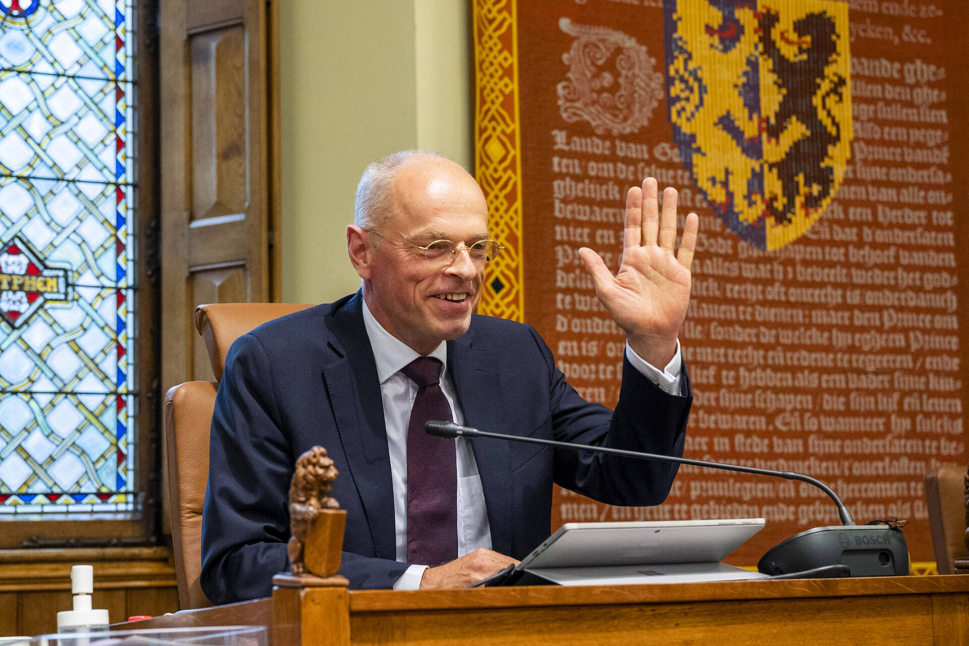 Voorzitter Jan Anthonie Bruijn sluit de laatste vergadering voor het zomerreces af.