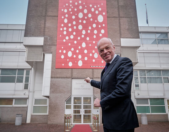 Eerste Kamervoorzitter Jan Anthonie Bruijn bij de ingang van de tijdelijke huisvesting van de Eerste Kamer