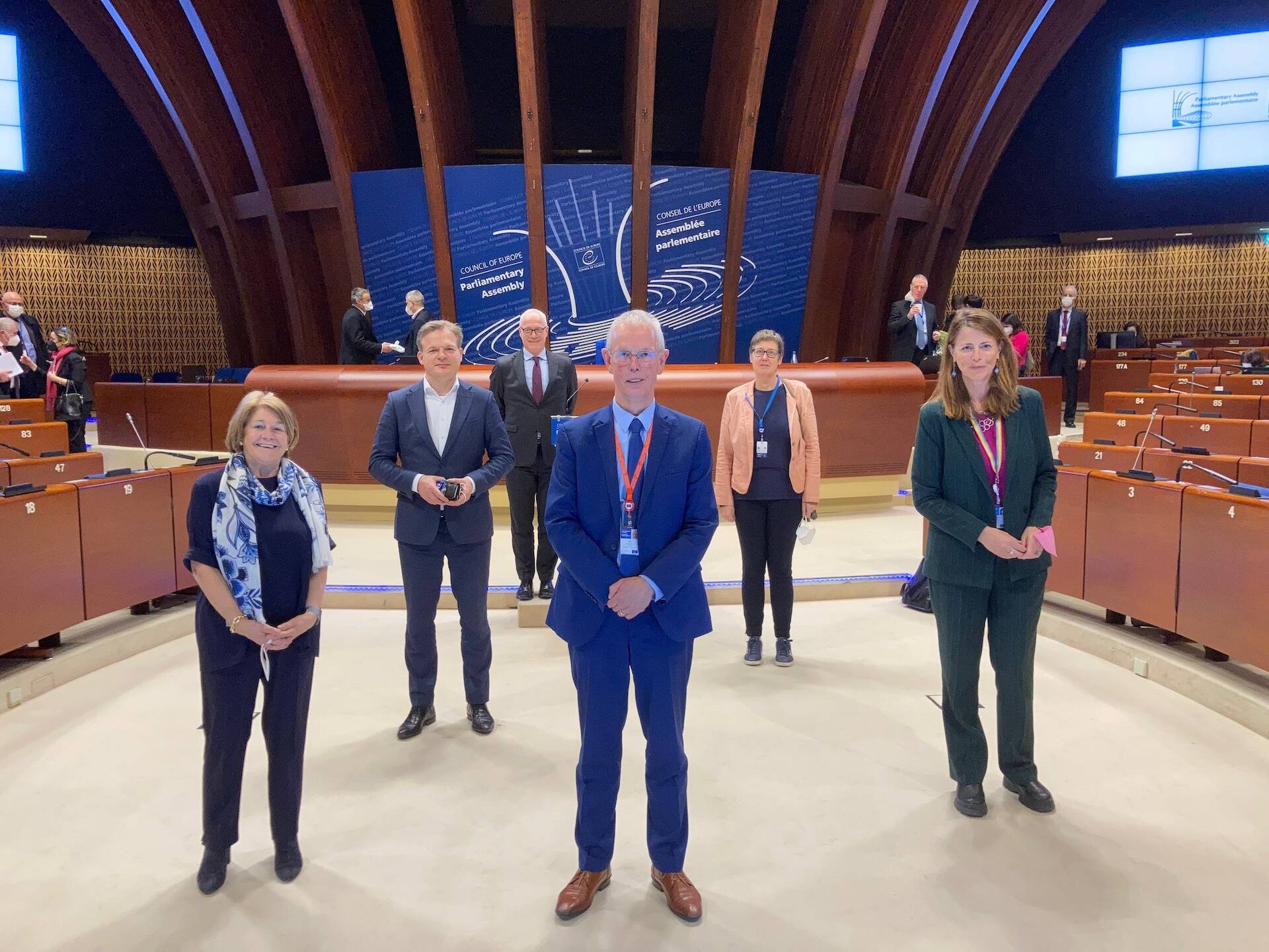 Tiny Kox met de leden van de Nederlandse delegatie