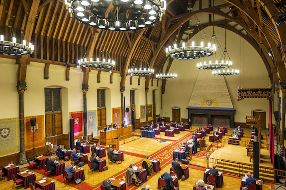 De Eerste Kamer vergaderde vanwege met name de anderhalvemetermaatregel van mei 2020 tot en met december 2022 in de Ridderzaal