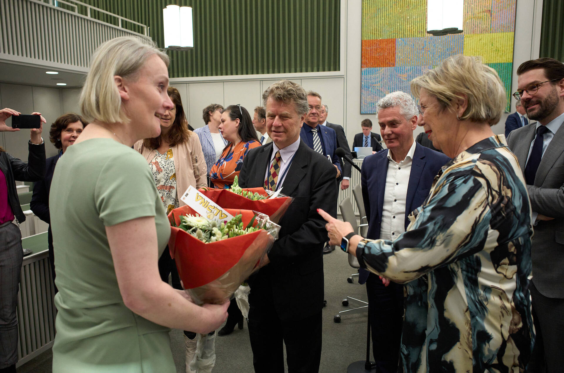 Felicitaties voor Tweede Kamerlid Van Ginniken (links), één van de initiatiefnemers