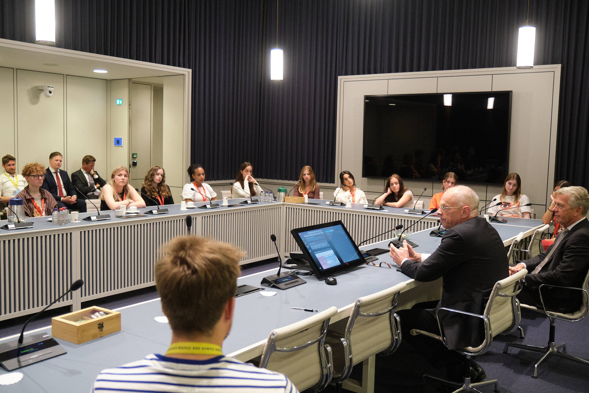 Kamervoorzitters Bruijn trapte de eerste bijeenkomst af met scholieren van het Etty Hillesum Lyceum uit Deventer.